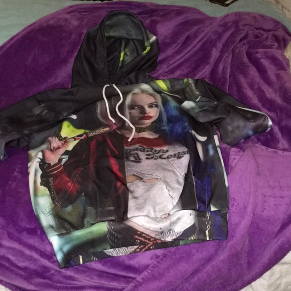 Funko Autographed HARLEY QUINN & Hoodie - Picture 3 of 10